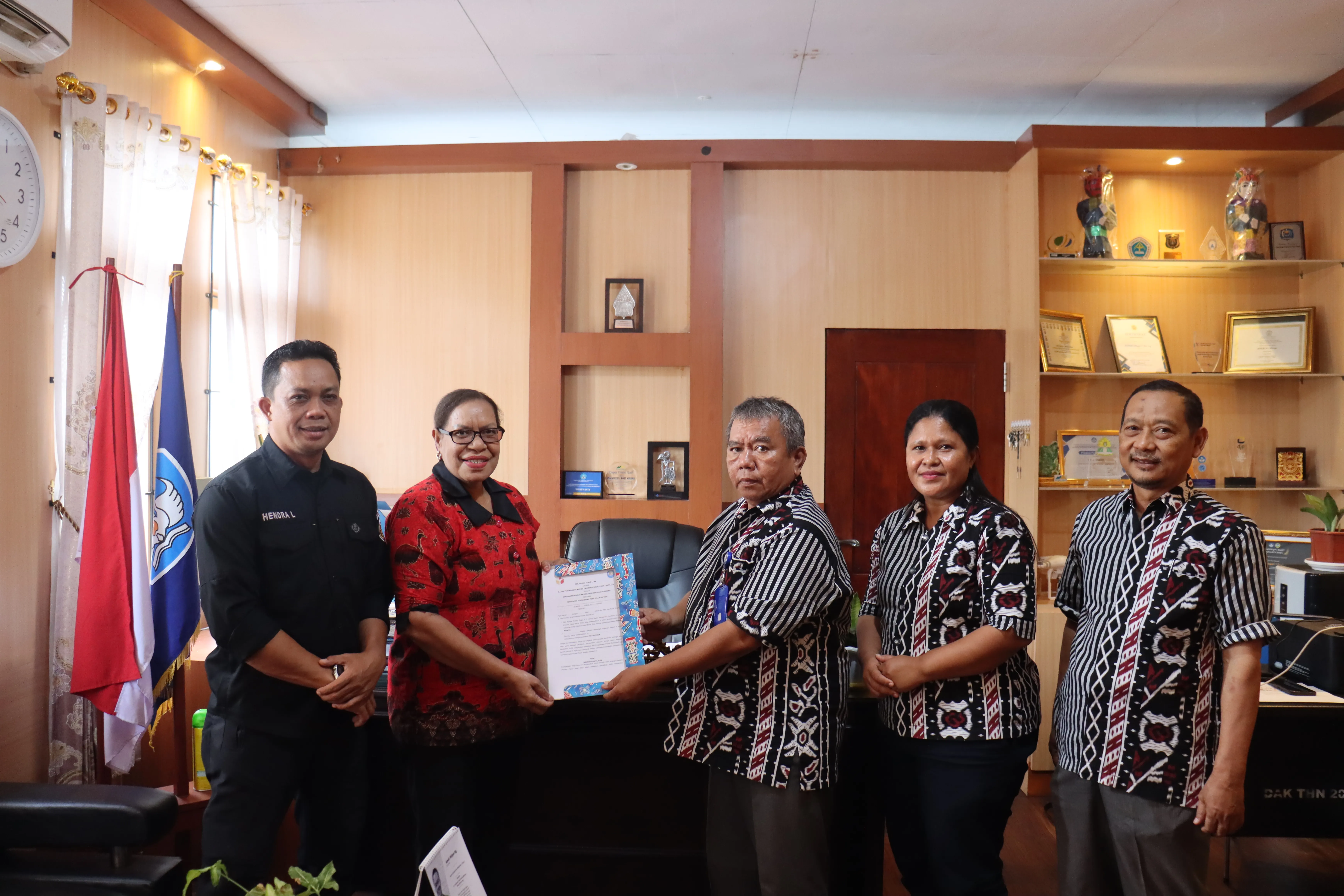 Penyerahan Draf Perjanjian kerja sama (PKS) antara Bawaslu Papua Barat Daya dan SMK N 1 Kota Sorong
