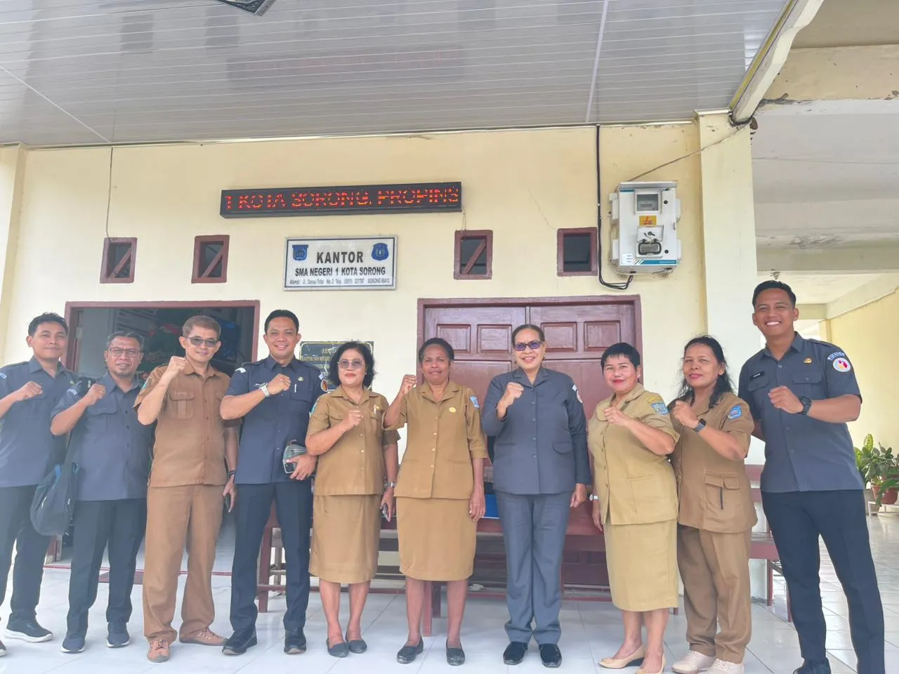 Jajaran Bawaslu Provinsi Papua Barat Daya bersama Jajaran Pimpinan SMA N 1 Kota Sorong