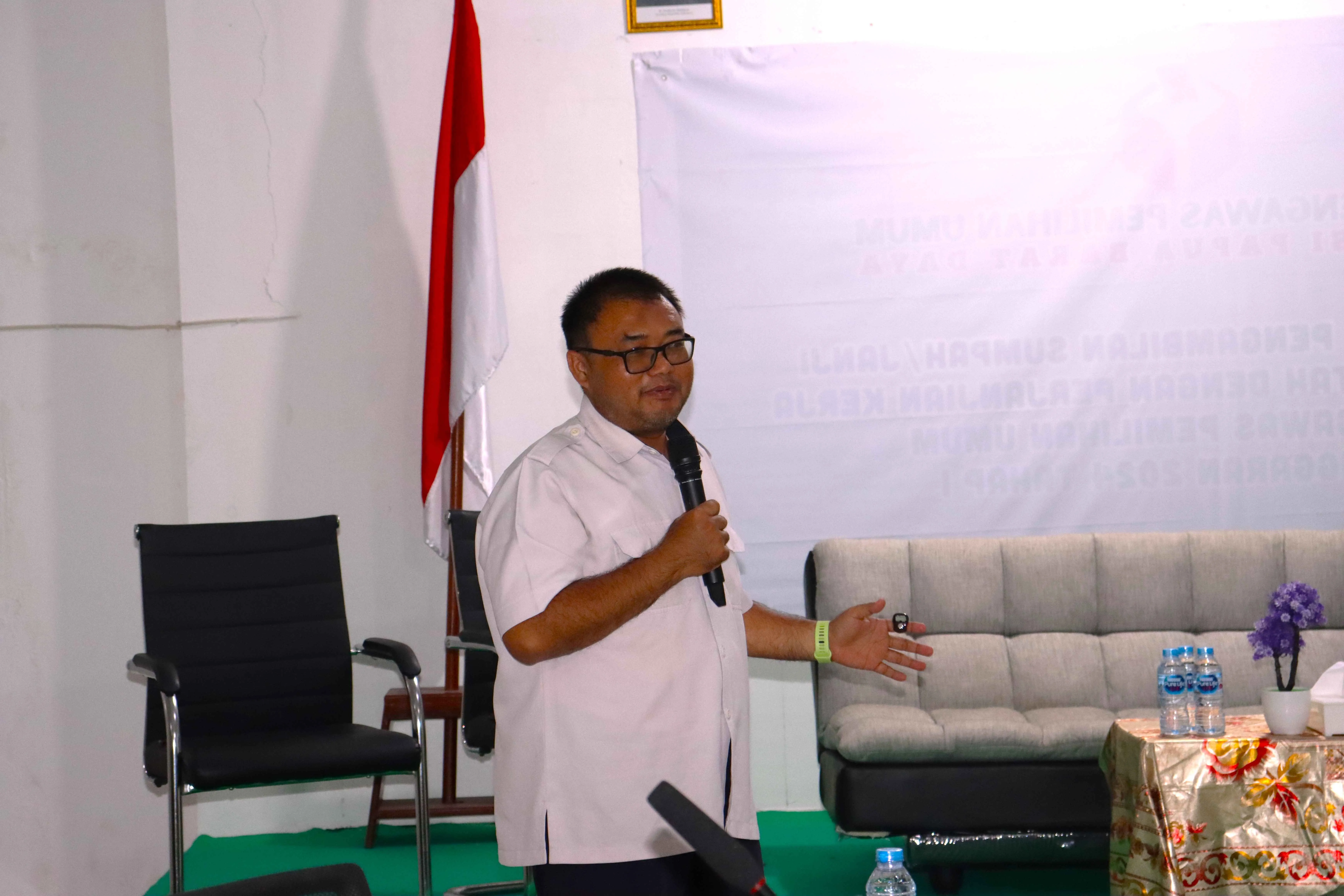 Wahyudi - Ketua PWI Papua Barat Daya - Teknik Pengelolaan Data dan Penulisan Berita di Website - Bawaslu Papua Barat Daya