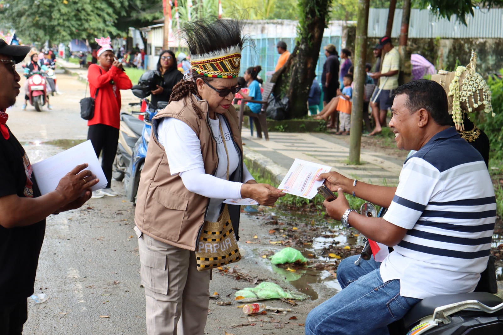 Karnaval Budaya, Bawaslu PBD Membagikan Ratusan Selembaran Ajakan PDPB Kepada Masyarakat
