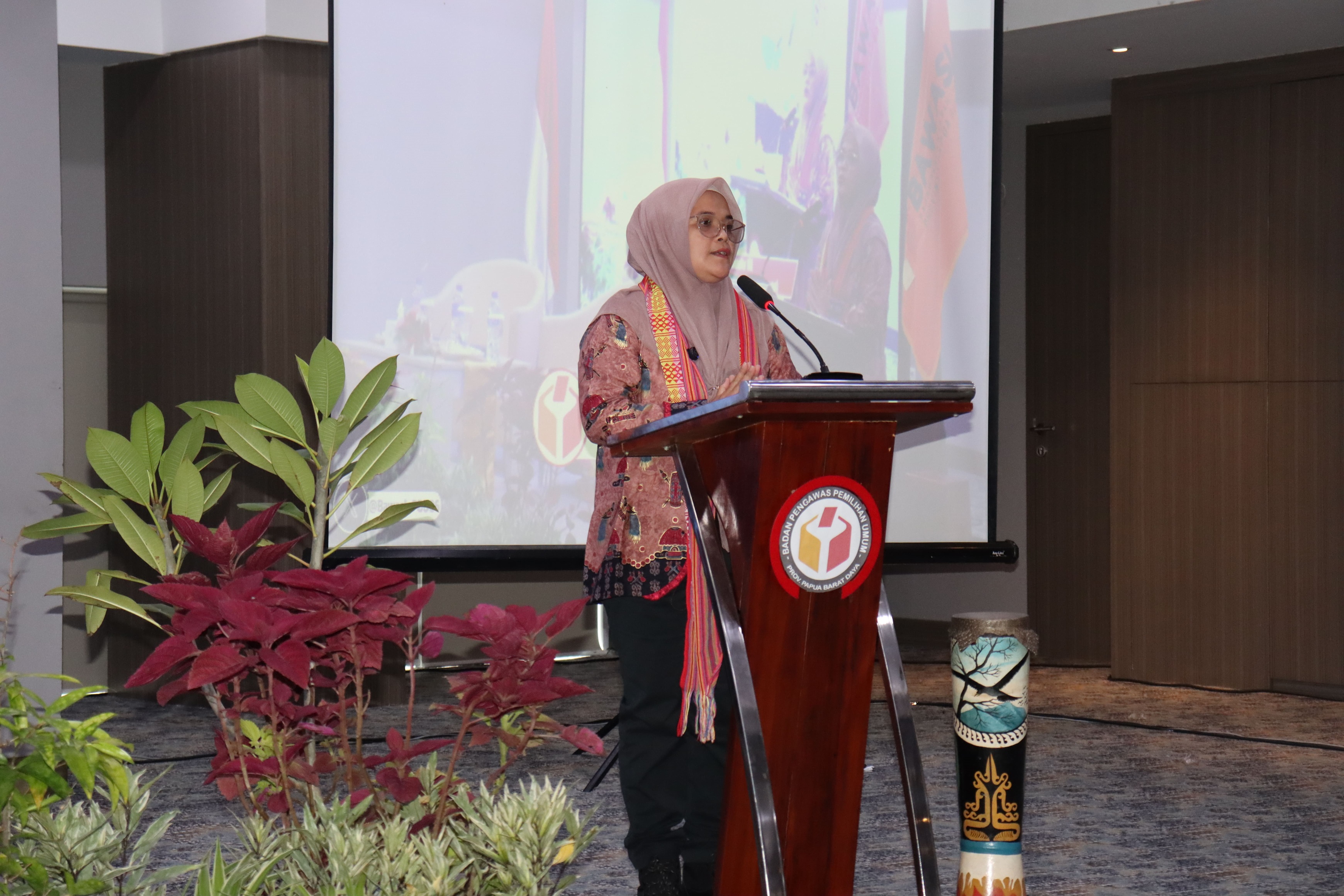 Lolly Suhenty, Membuka Kegiatan Penguatan Kelembagaan Bawaslu di Papua Barat Daya