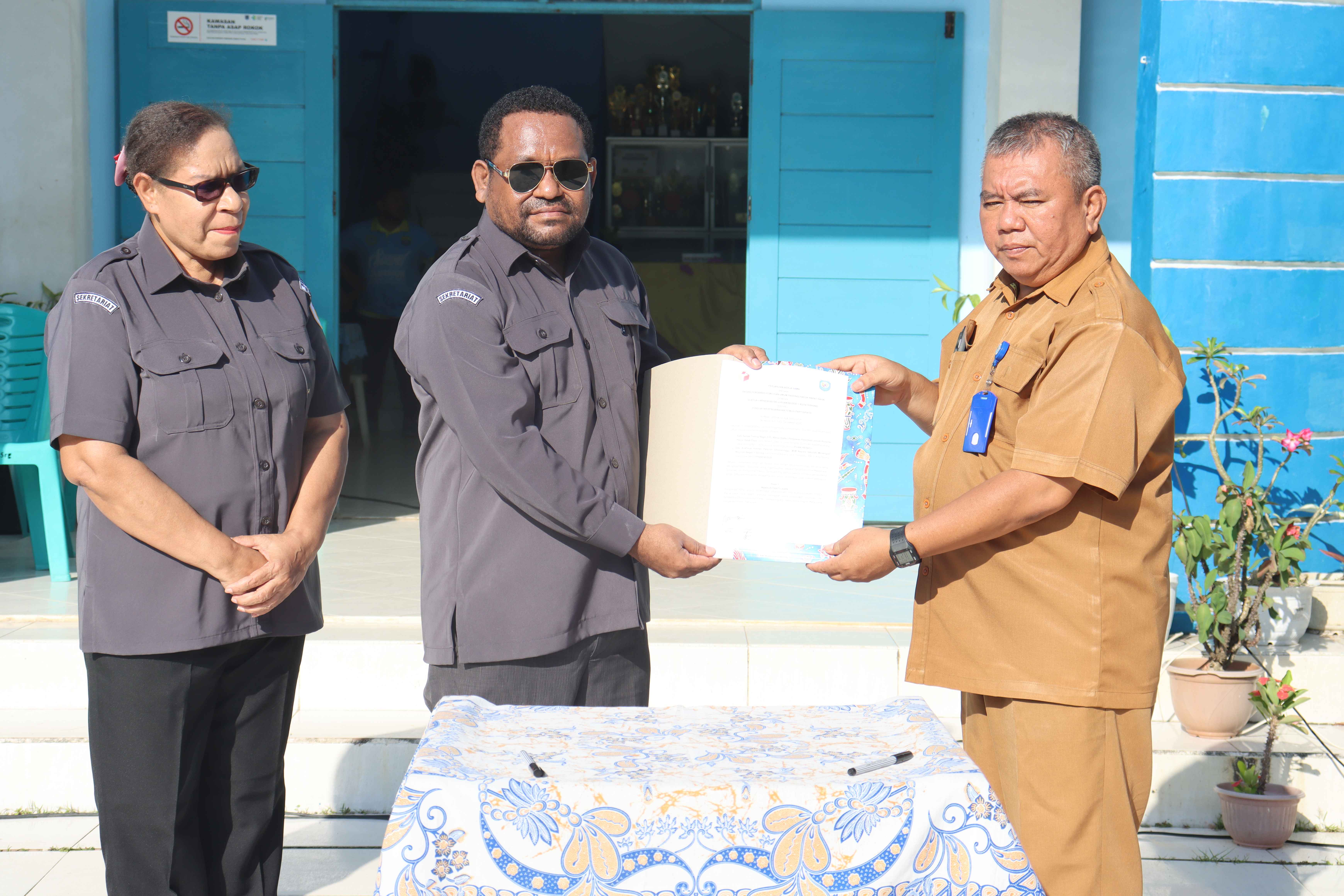foto pimpinan Bawaslu PBD dan Pimpinan SMK N 1 Kota Sorong
