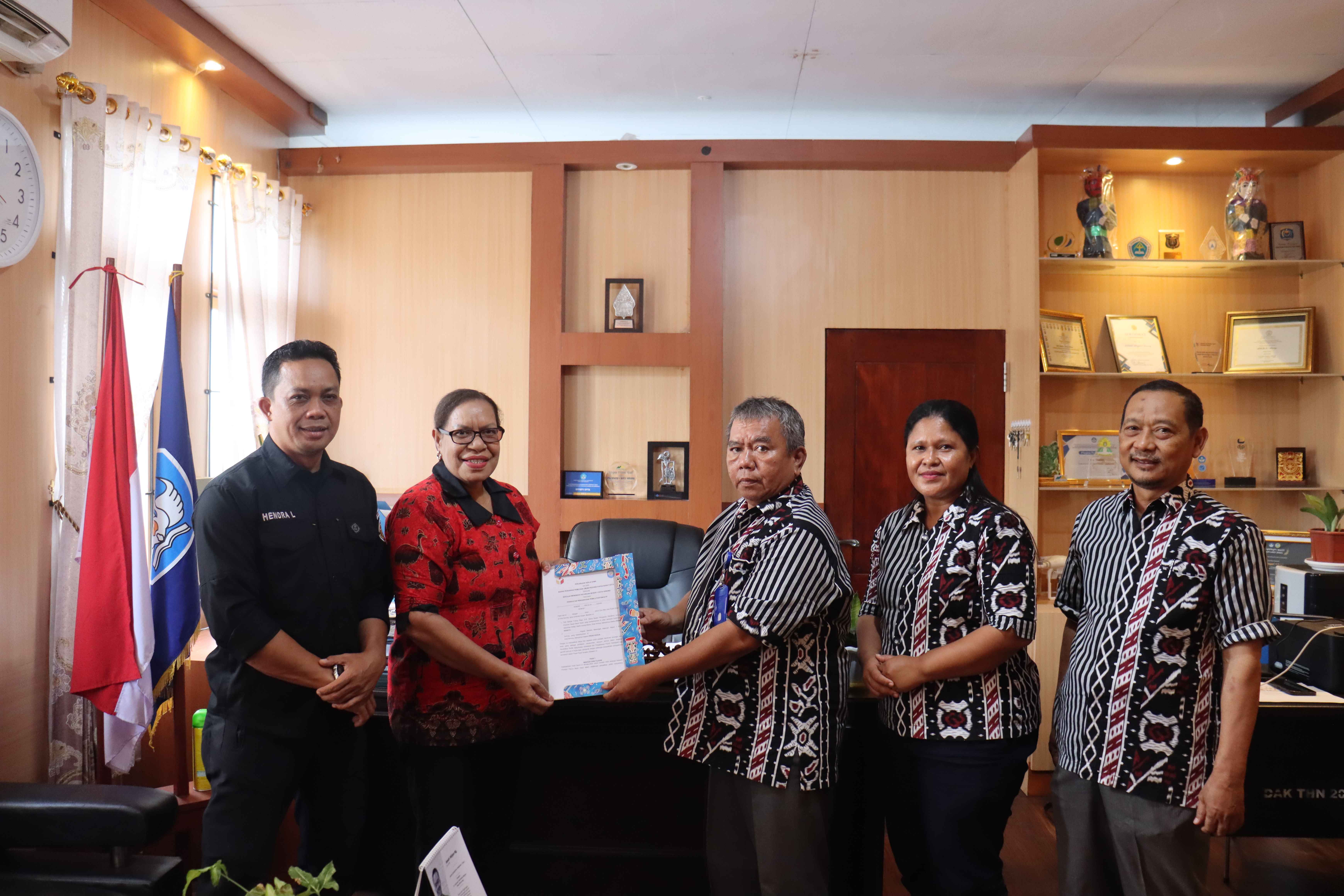 foto pimpimnan Bawaslu PBD dan Pimpinan SMK N 1 Kota Sorong