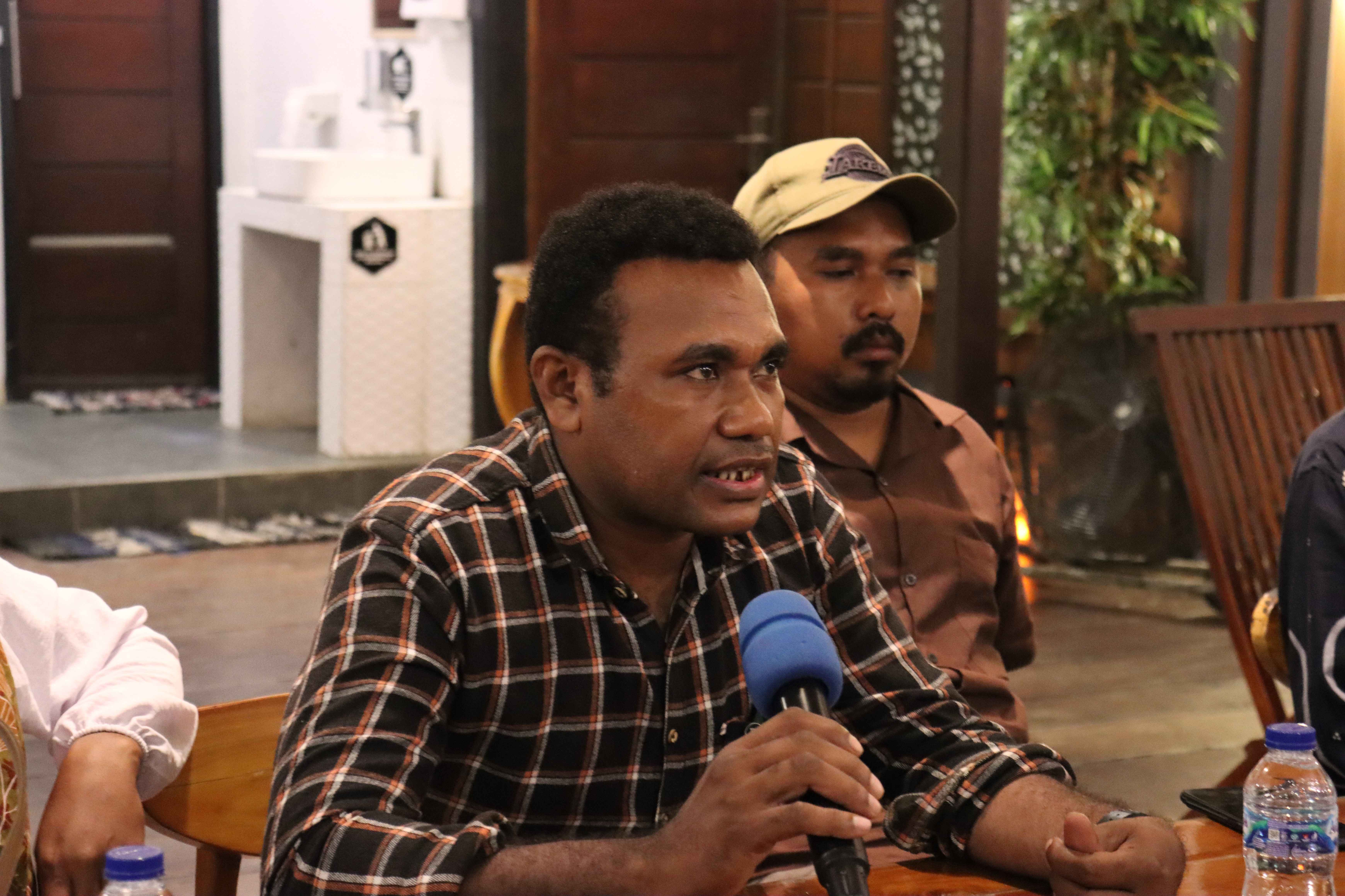 Rajab Refideso, pengurus Badan koordinasiHMI Papua Barat Daya - Papua Barat, pada acara Ngabuburit Pengawasan