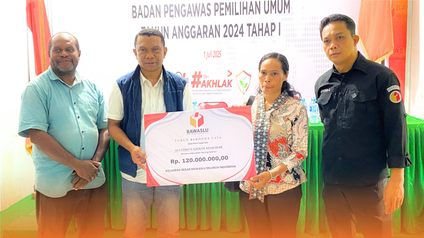Bawaslu Papua Barat Daya Serahkan Dana Kerohiman bagi Keluarga Almarhum Agustinus A. Kemesrar