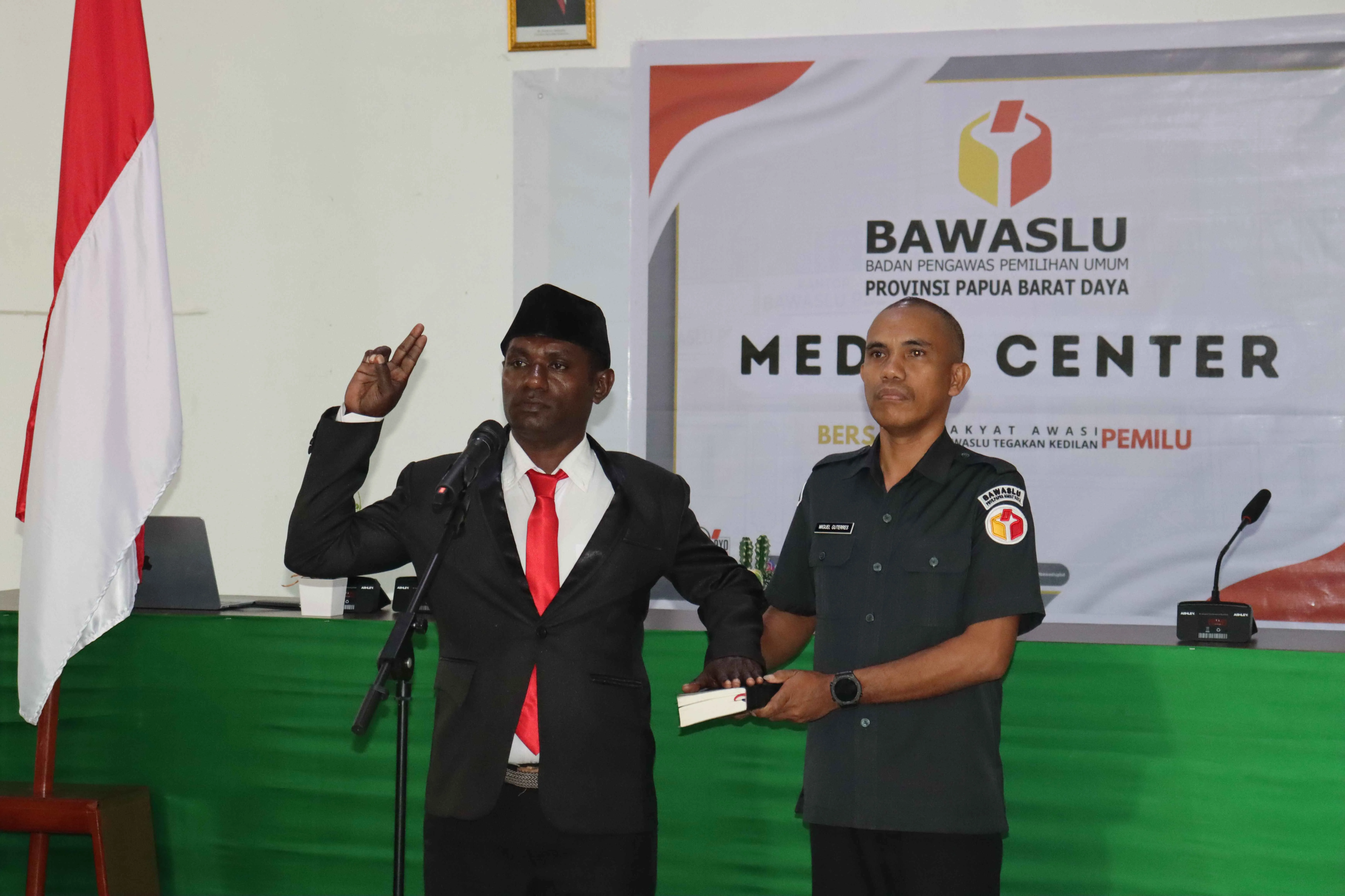 Pelantikan PAW anggota Bawaslu Kabupaten Tambrauw