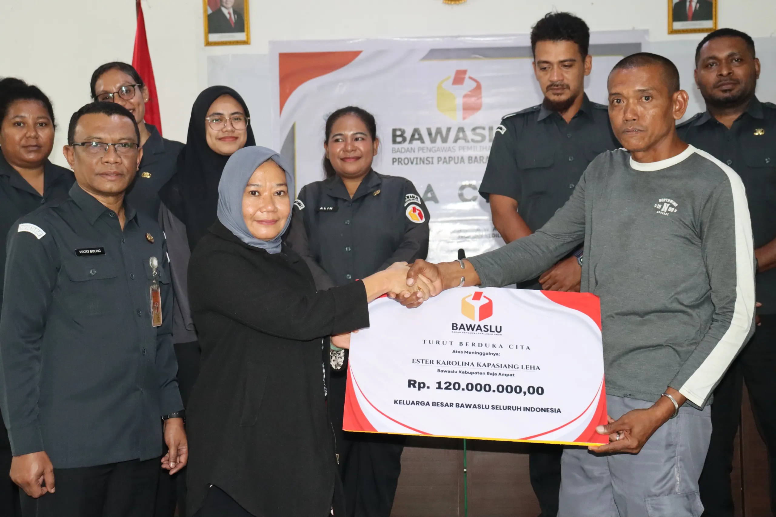 Bawaslu Papua Barat Daya Serahkan Dana Kerohiman Kepada Keluarga Almarhumah Ester K. Kapasiang Leha (Staf Bawaslu Kabupaten Raja Ampat)