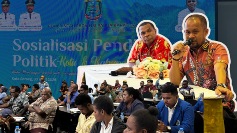 Sofyan (kanan atas/depan) - Koordiv SDMO Bawaslu Papua Barat Daya - Sosialisasi Pendidikan Politik - Kesbangpol