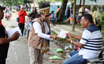Karnaval Budaya, Bawaslu PBD Membagikan Ratusan Selembaran Ajakan PDPB Kepada Masyarakat