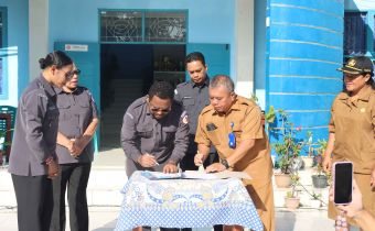 foto pimpinan Bawaslu PBD dan Pimpinan SMK N 1 Kota Sorong