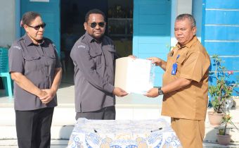 foto pimpinan Bawaslu PBD dan Pimpinan SMK N 1 Kota Sorong