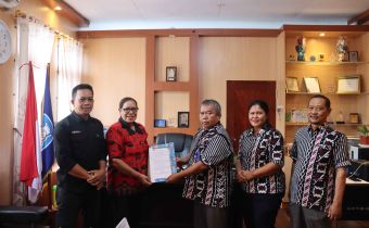 foto pimpimnan Bawaslu PBD dan Pimpinan SMK N 1 Kota Sorong