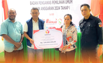 Bawaslu Papua Barat Daya Serahkan Dana Kerohiman bagi Keluarga Almarhum Agustinus A. Kemesrar